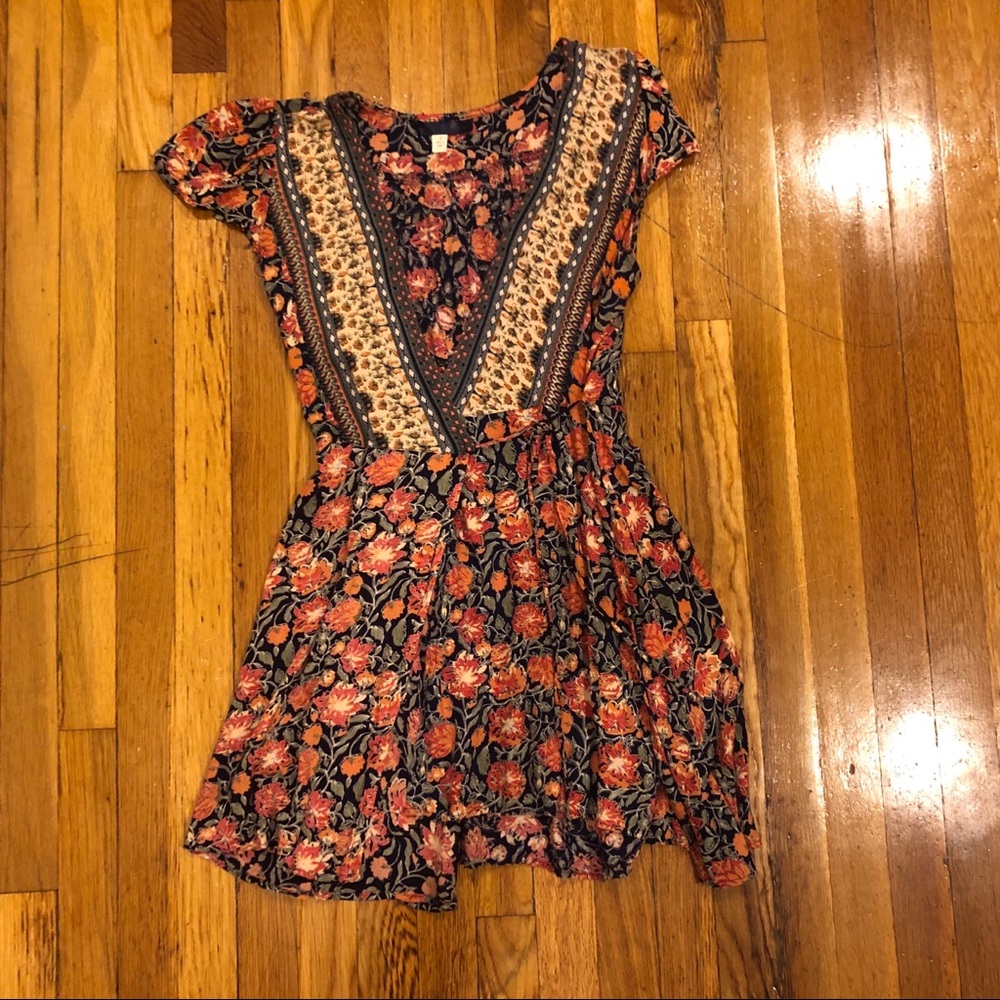 Tie-wrap dress with flowery pattern